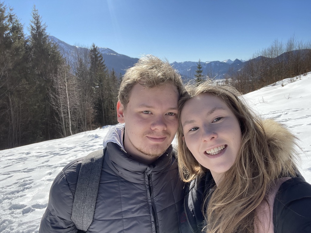 Sandy und Dennis auf einem Berg mit Blick ins Tal