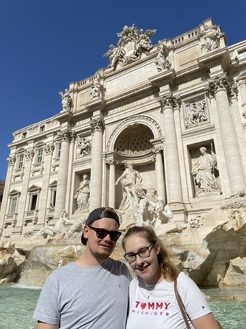 Sandy und Dennis am Trevi-Brunnen in Rom
